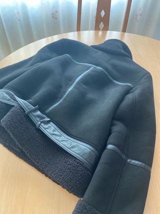 Chaqueta Stradivarius ante y pelo negra