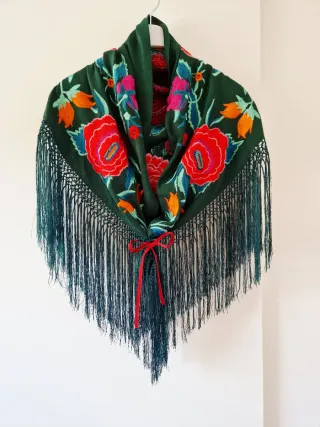 Mantón bordado flores rojo y verde