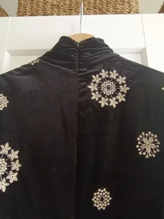Vestido terciopelo negro bordado