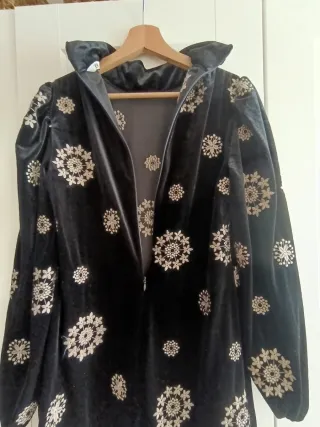 Vestido terciopelo negro bordado