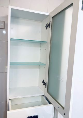 Armario baño blanco con puertas de cristal