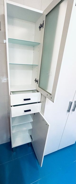 Armario baño blanco con puertas de cristal