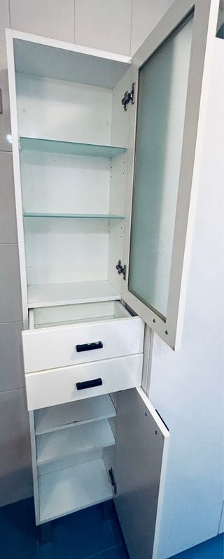 Armario baño blanco con puertas de cristal