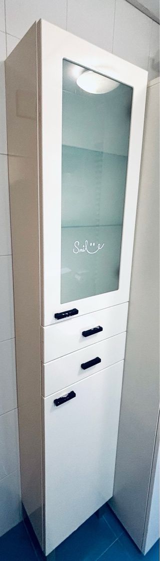 Armario baño blanco con puertas de cristal