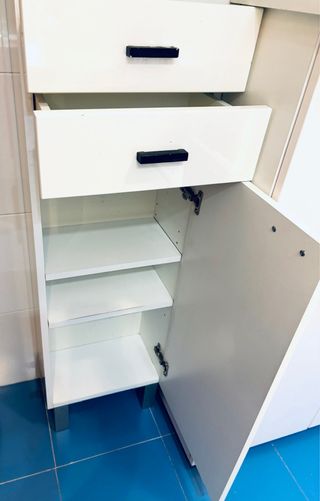 Armario baño blanco con puertas de cristal