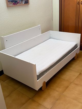 Cama infantil blanca con colchón
