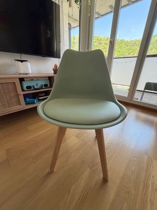4 Sillas Comedor Plástico y Madera