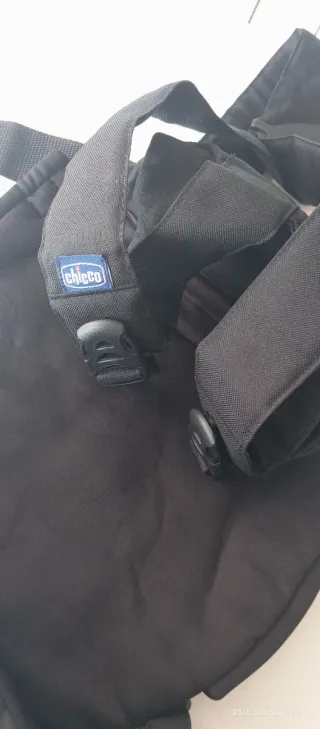 Mochila portabebés Chicco negra