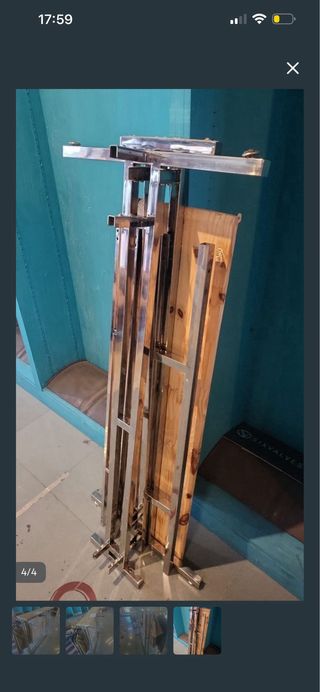 Perchero de ropa metálico y madera