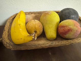 Frutta decorativa in cesto
