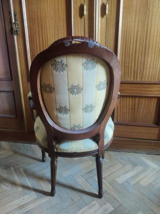 Sillón antiguo de madera y tela