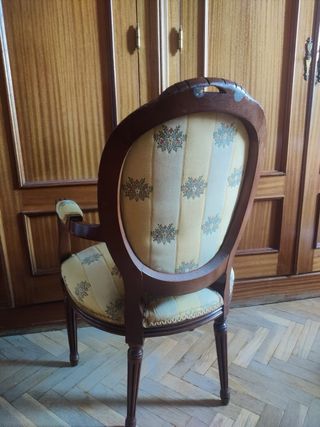 Sillón antiguo de madera y tela