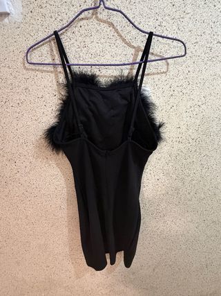 Vestido de tirantes con plumas