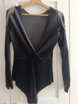 Body negro con hombreras