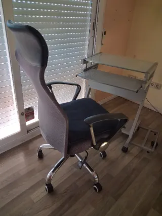 Mesita ordenador y sillón hergonomico