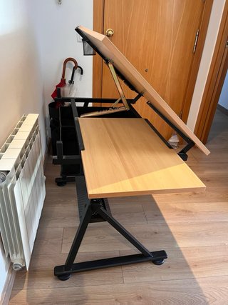 Mesa de dibujo inclinable.