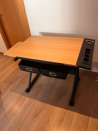Mesa de dibujo inclinable.