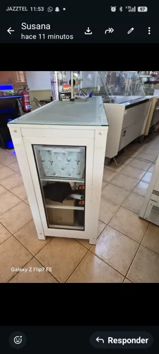 Mostrador de cafetería con siluetas