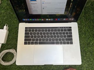 MacBook Pro 15" 2018 i7 2.6GHz 16GB RAM 512GB