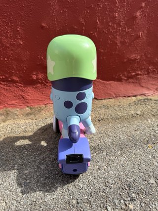 Juguete Bluey en patinete rosa