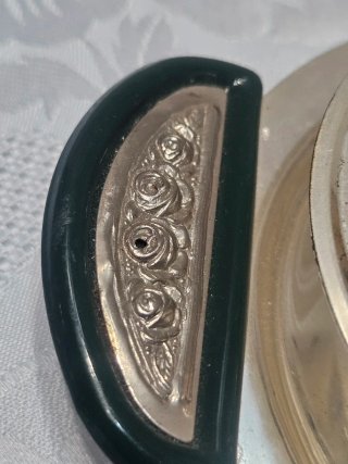 Formaggiera vintage dal design classico. I| corpo