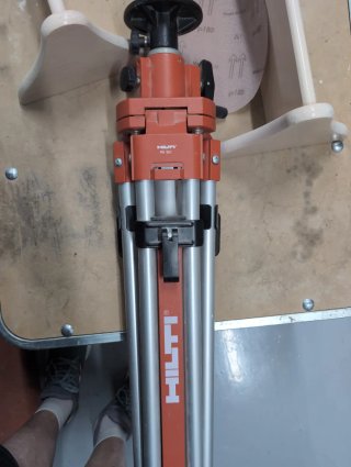 Trípode y nivel  HILTI el nivel es de puntos el pr