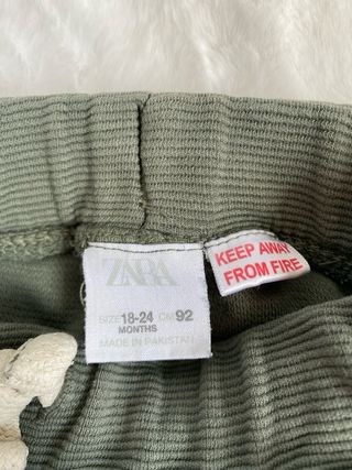 Pantalón deportivo ZARA verde oliva 18-24m