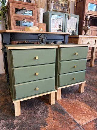 Mesitas de noche verdes de madera
