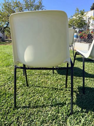 Sillas apilables de plástico y metal