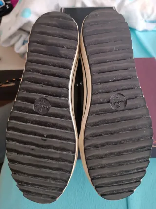 Zapatillas Victoria caqui altas con cordones.