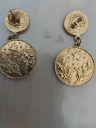 Pendientes monedas doradas con dos cierres anti al