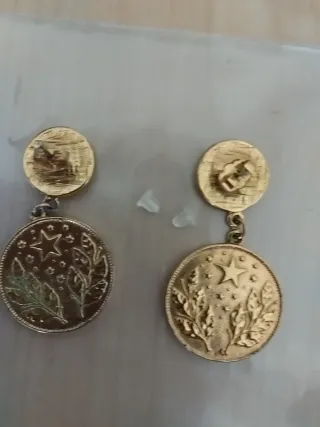 Pendientes monedas doradas con dos cierres anti al