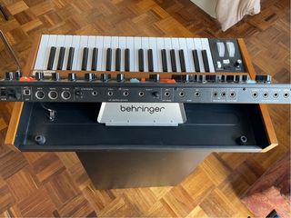 Behringer Poly D Sintetizador + Flightcase