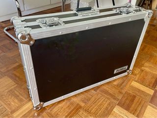 Behringer Poly D Sintetizador + Flightcase