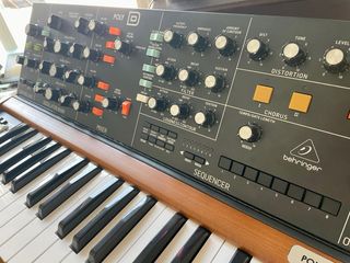Behringer Poly D Sintetizador + Flightcase