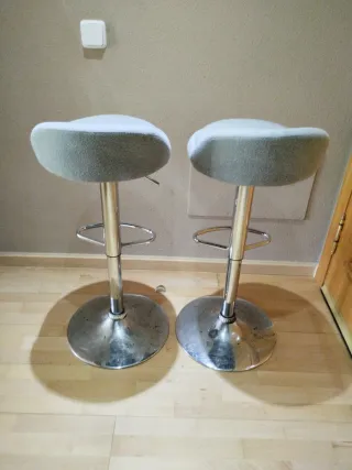 2 Taburetes Altos Grises y Plateados