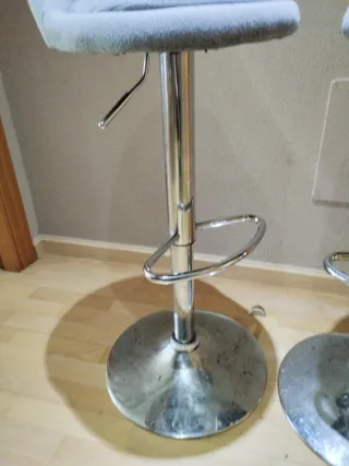 2 Taburetes Altos Grises y Plateados