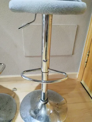 2 Taburetes Altos Grises y Plateados