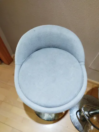 2 Taburetes Altos Grises y Plateados
