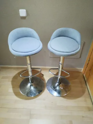 2 Taburetes Altos Grises y Plateados