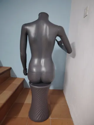 Maniquí mujer sentada con asiento
