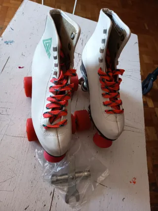 Pattini a rotelle bianchi con lacci taglia 33