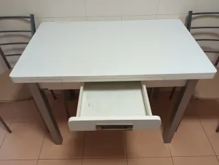 Mesa de cocina blanca extensible con cajón