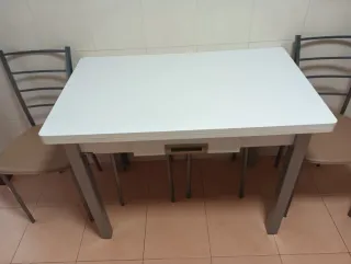 Mesa de cocina blanca extensible con cajón