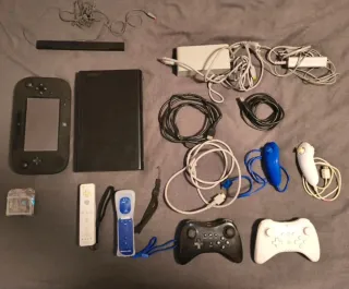 Nintendo Wii U Negra + Accesorios