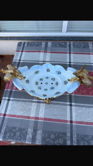 Centro de mesa porcelana y bronce con flores