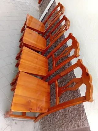 Conjunto de 4 sillas de madera