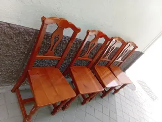 Conjunto de 4 sillas de madera