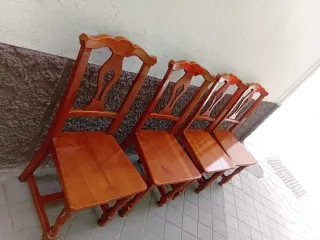 Conjunto de 4 sillas de madera