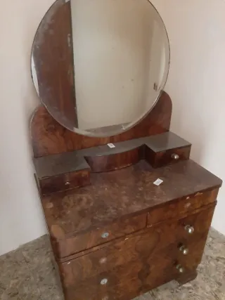 Tocador antiguo con espejo redondo